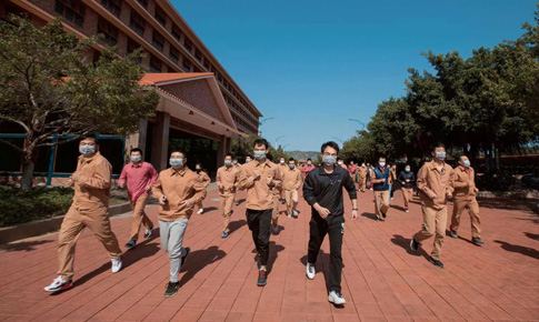 组织“跑在阳光下，，，，跑进康健里”体育活动